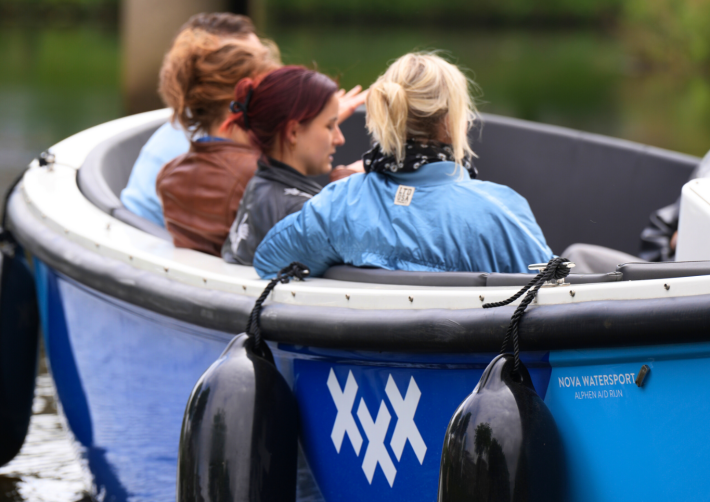 Rondvaartboot Gemeente Breda vaart op brug af